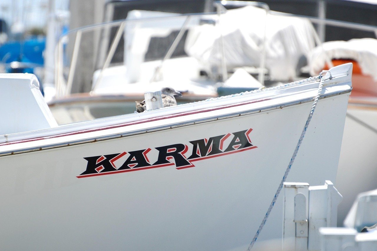 karma-te Proa de un barco con un rótulo que pone Karma