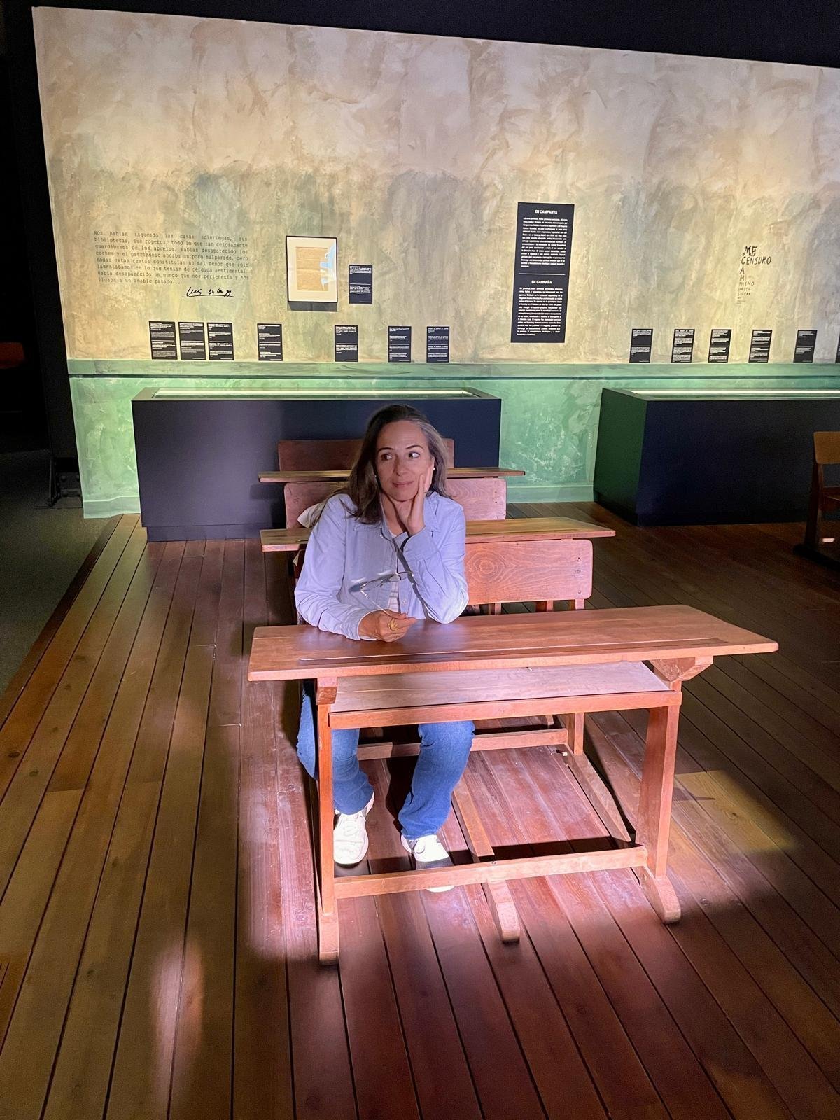 la-vuelta-al-cole Amada Selina sentada en un pupitre