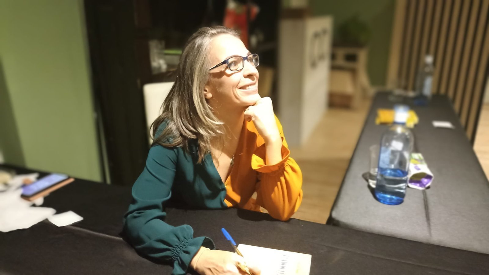 de-profesion-mis-labores Amada Selina escribiendo pensativa y sonriente